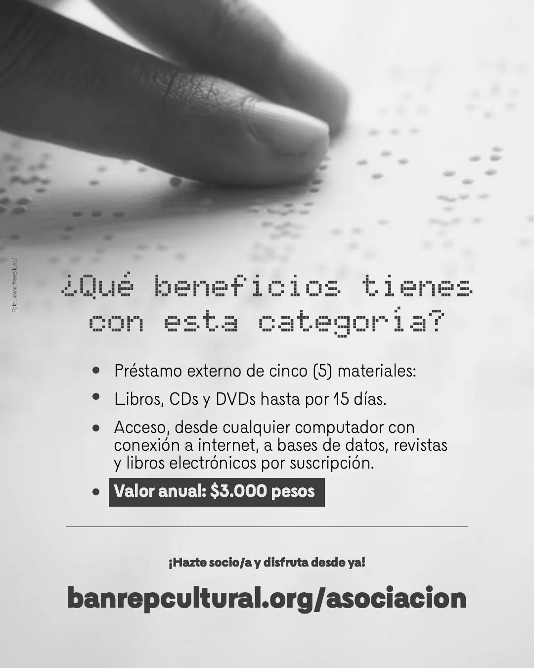 Imagen de mano y libro braille con el texto: ¿Qué beneficios tienes con esta categoría? Préstamo externo de 5 materiales: libros CDs, DVDs hasta por 15 días y acceso desde cualquier computador con conexión a internet. Valor anual: $3.000 pesos