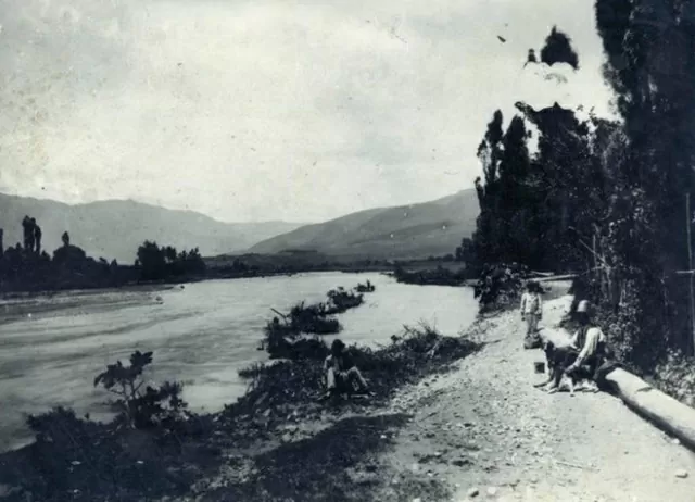 Río Medellín a finales del siglo XIX en el sector de San Benito - Archivo El Colombiano