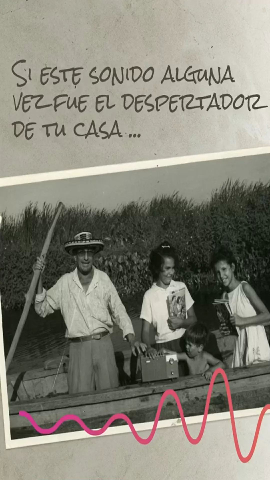 Foto a blanco y negro, de dos mujeres y un hombre, en el archivo de la Acción Cultural Popular 
