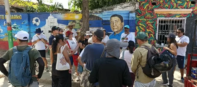 Grupo de personas recorriendo el barrio Pescaíto de Santa Marta