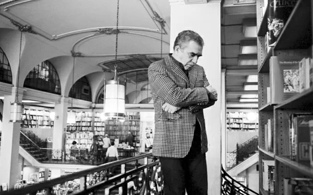 Gabriel García Márquez al interior de la Scribner's Bookstore de Nueva York, durante una visita a la ciudad en la década de 1980; en la imagen se aprecia al colombiano de pie revisando una de las estanterías de libros del nivel superior de la tienda.