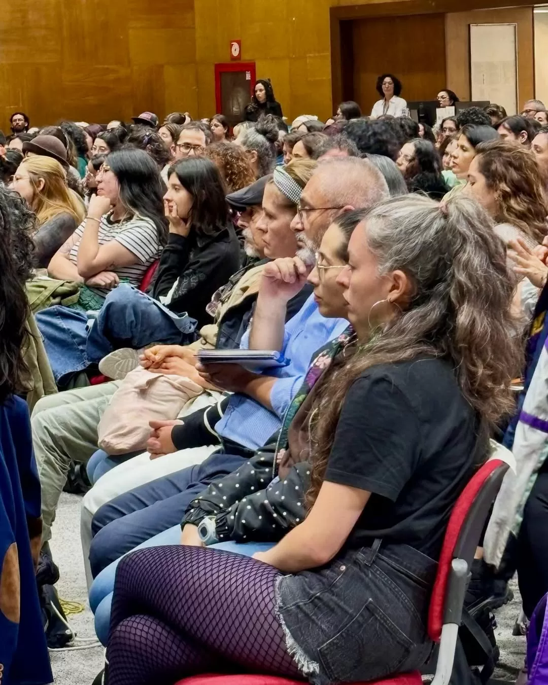 Fotografía del público en la conferencia de Rita Segato en la Biblioteca Luis Ángel Arango 