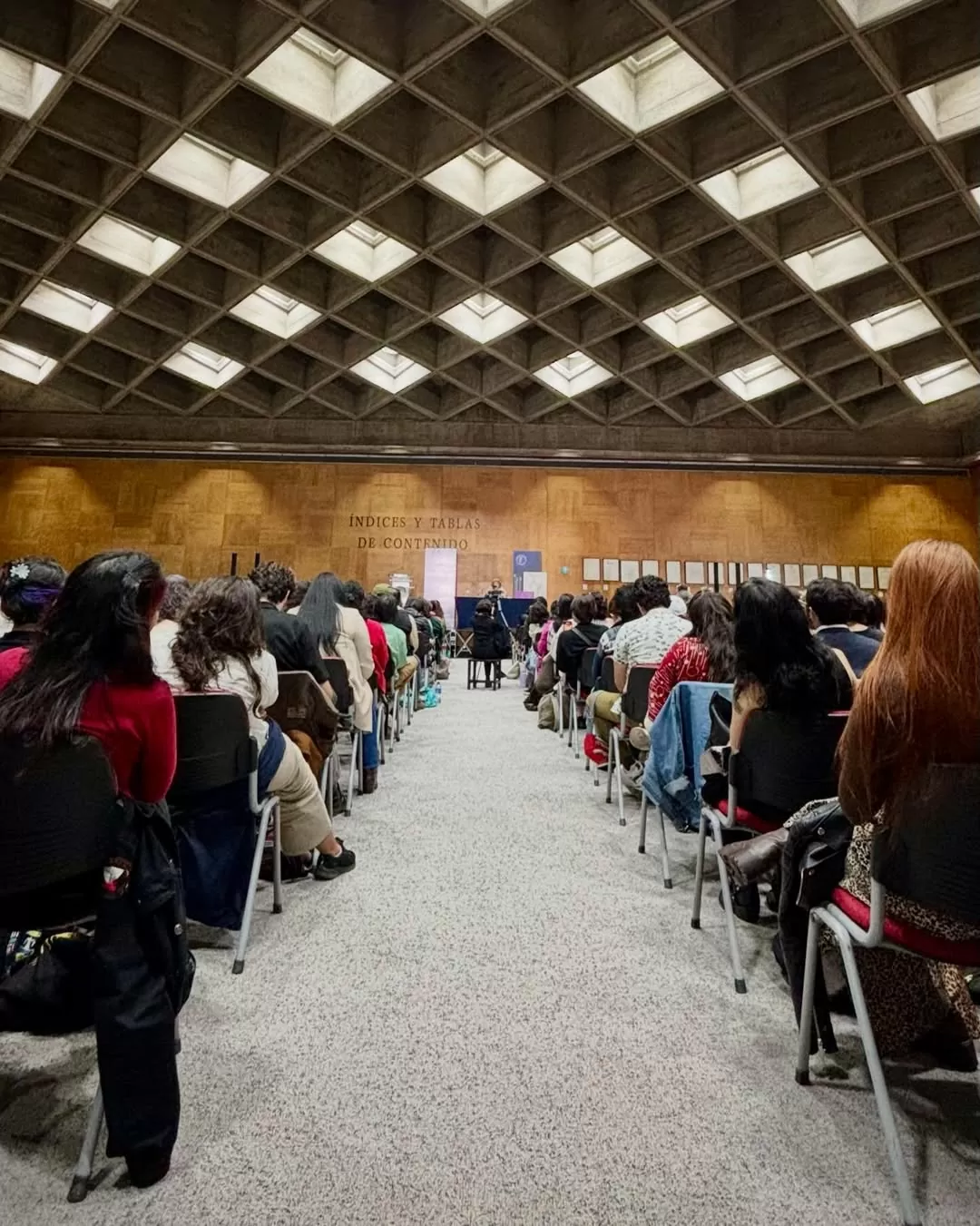 Fotografía de público en la conferencia de Rita Segato en la Biblioteca Luis Ángel Arango 