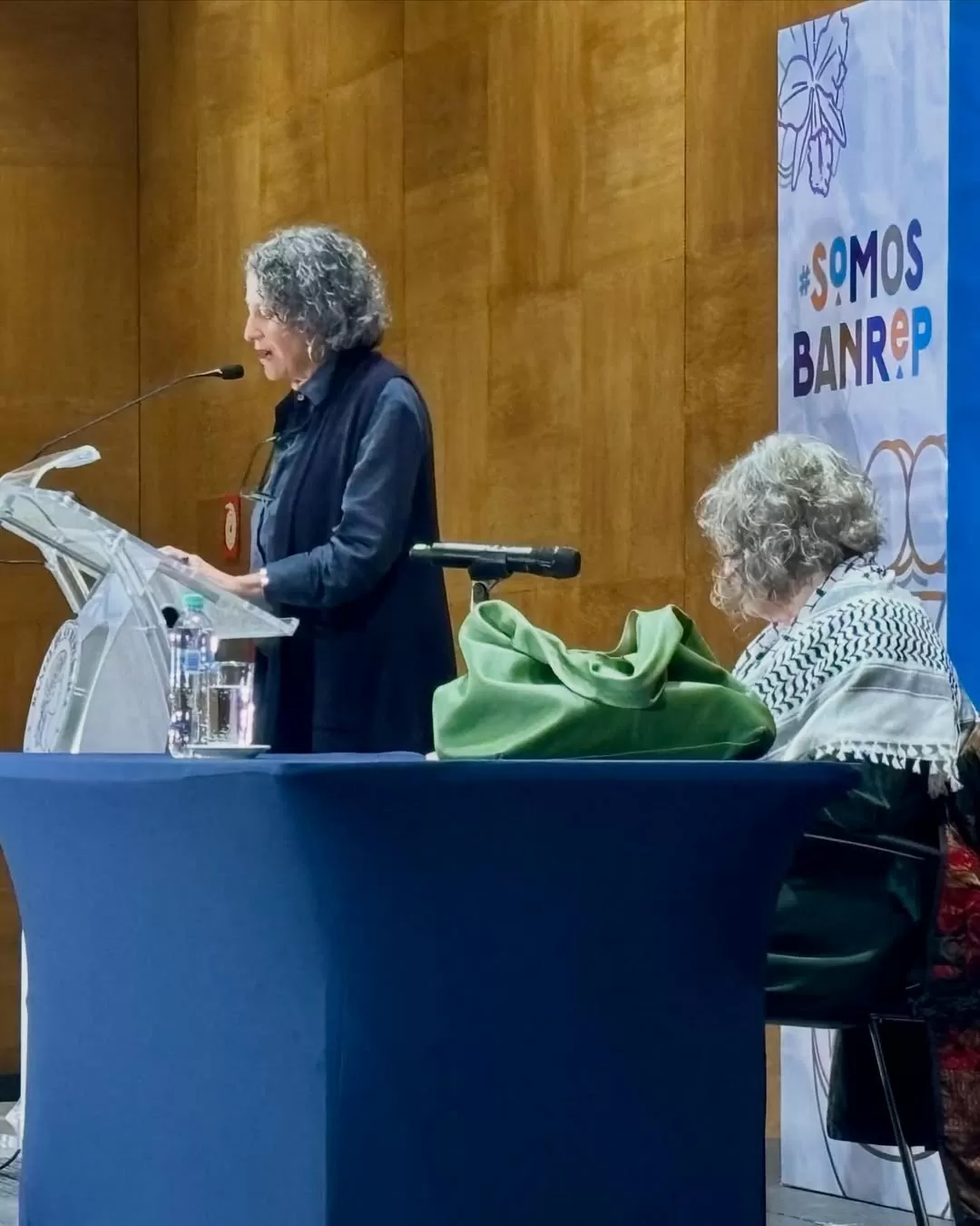 Fotografía de Ángela Pérez, dando unas palabras sobre Rita Segato