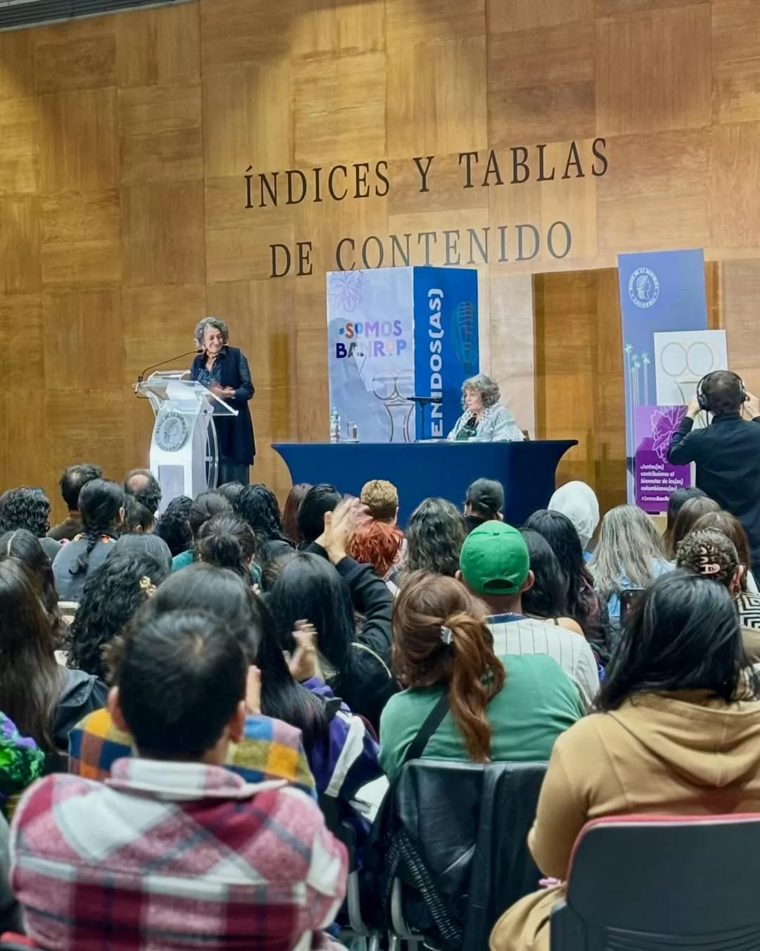 Fotografía de conferencia de Rita Segato en la Biblioteca Luis Ángel Arango 