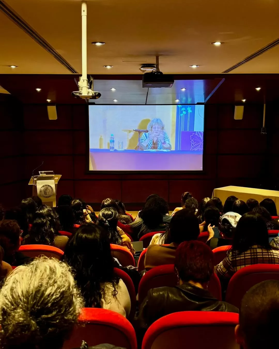 Fotografía de la transmisión de conferencia de Rita Segato en la Biblioteca Luis Ángel Arango 