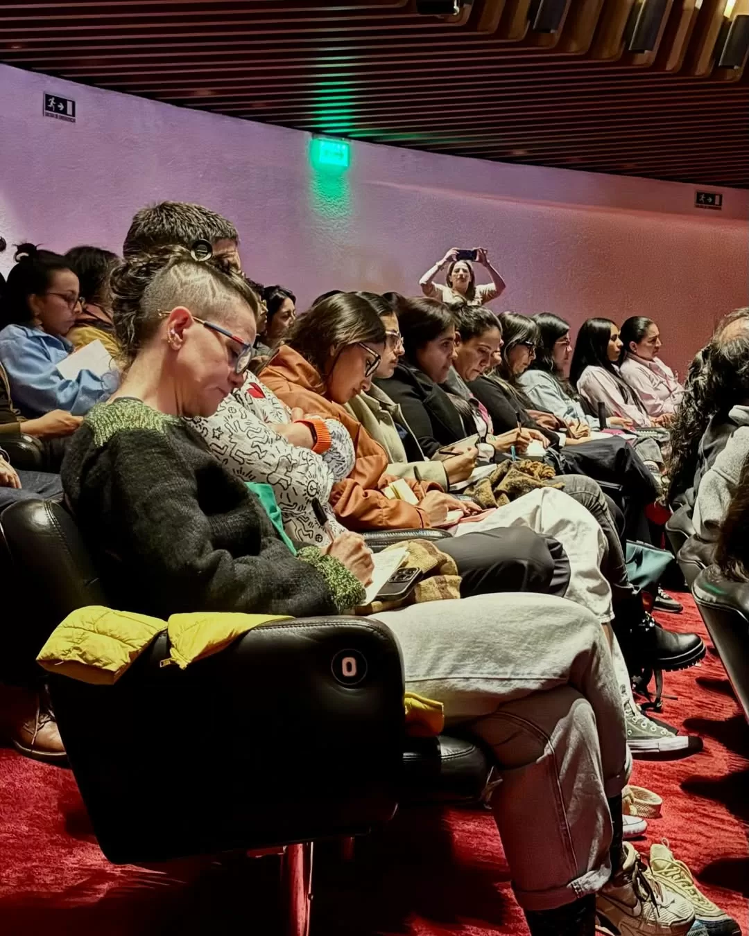 Fotografía del público en la conferencia de Rita Segato en la Biblioteca Luis Ángel Arango 