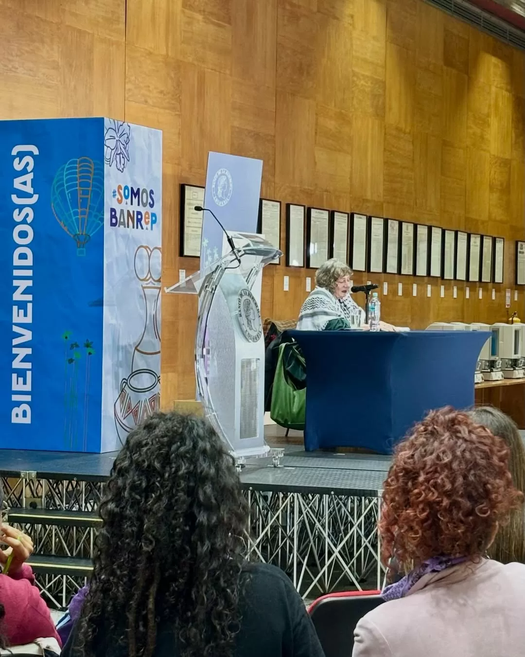 Fotografía de conferencia de Rita Segato en la Biblioteca Luis Ángel Arango 