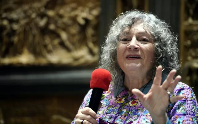 Primer plano de Rita Segato sosteniendo un micrófono y hablando