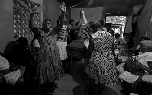 Mujeres en ritual mortuorio