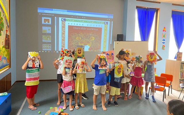Niños y niñas con máscaras de león participando en un taller de la Sala Infantil del Centro Cultural Santa Marta