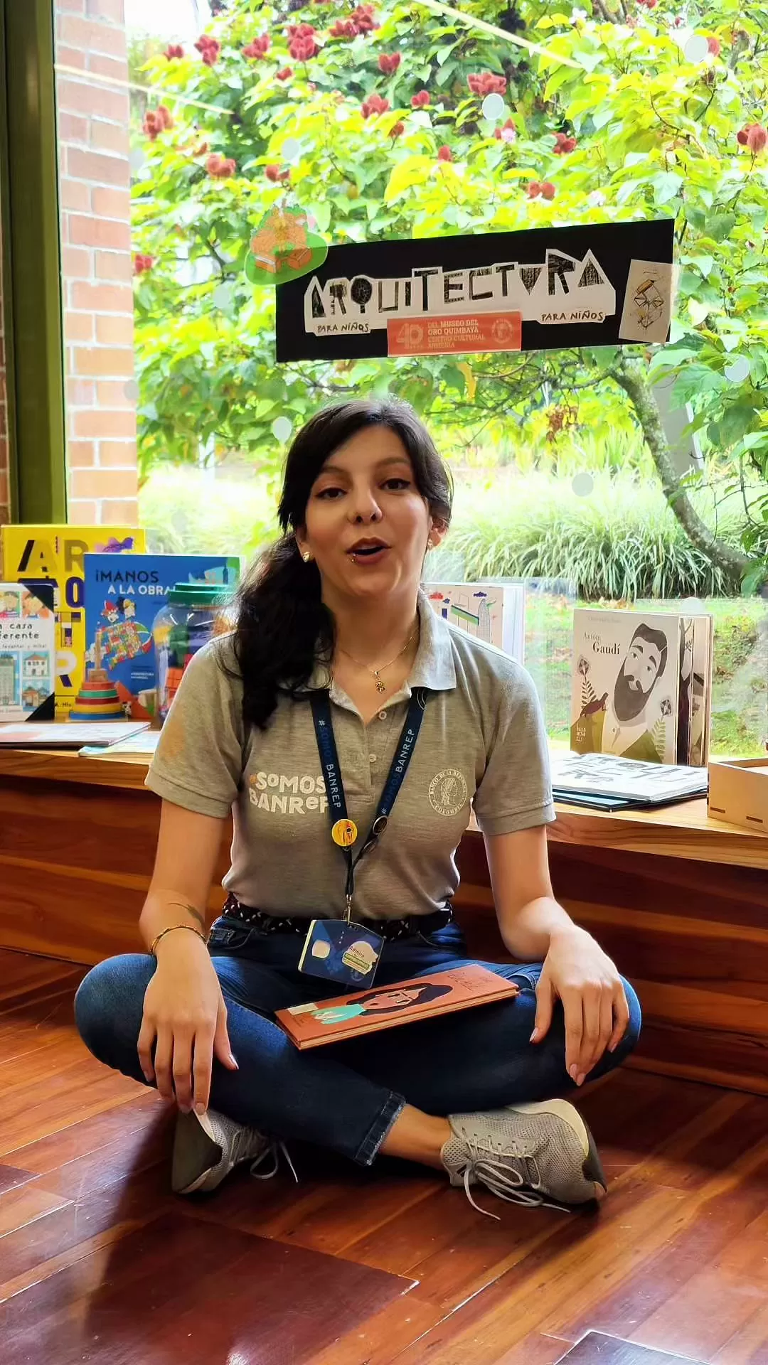 Fotografía de mediadora en la Sala infantil del Centro Cultural de Armenia 
