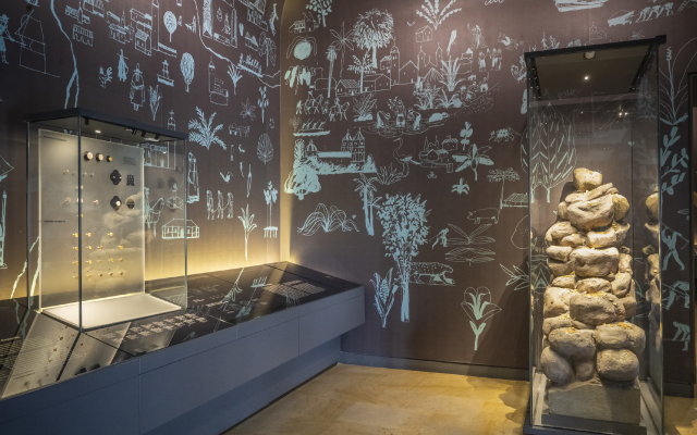 sala del Museo Casa de Moneda donde se ven varias vitrinas