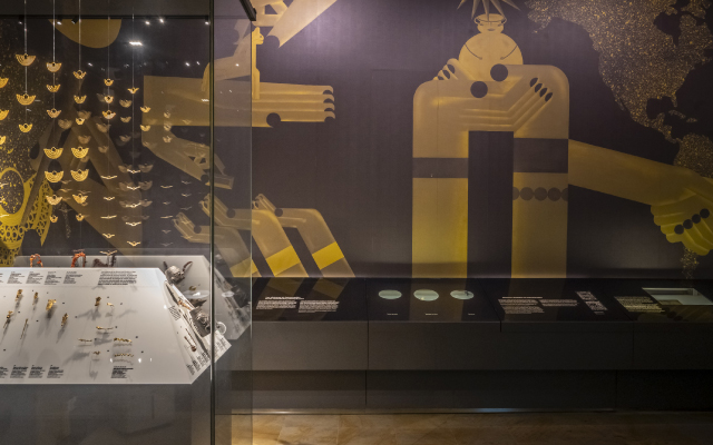 fotografía de la sala 2 del Museo Casa de Moneda donde se ven varias vitrinas