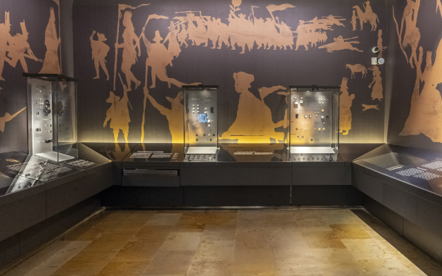 sala 5 del Museo Casa de Moneda donde se ven varias vitrinas con monedas