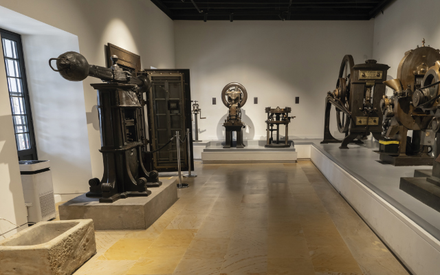 sala 6 del Museo Casa de Moneda donde se observan máquinas de acuñación de monedas