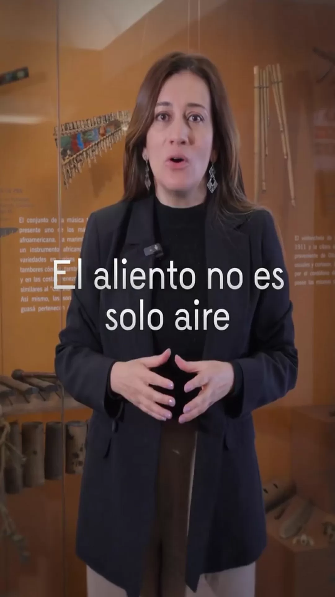 Video a color de Sandra Concha, hablando sobre Colombia en un aliento