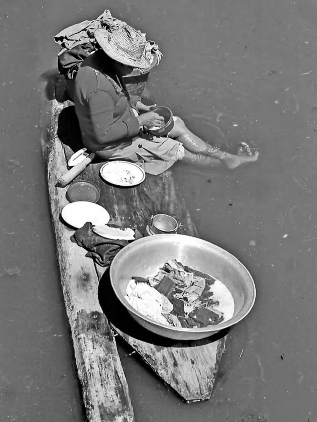 Mujer comiendo en el río fotografía de Carlos Eslava Flórez.