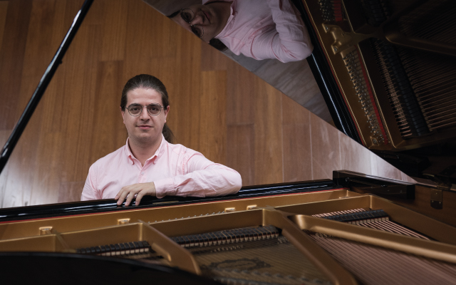Santiago Duque (Colombia), piano, Serie de los Jóvenes Intérpretes 2023.