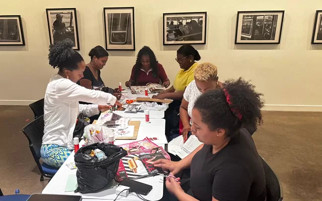 Tallerista orientando actividad en el marco de la Semana de los Océanos, Buenaventura 2025