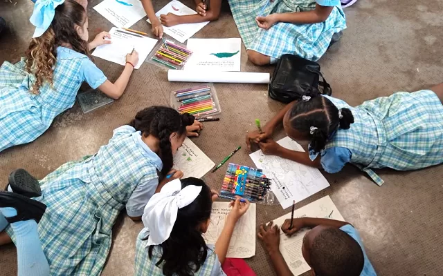 Niños realizando taller en el marco de la Semana de los Océanos