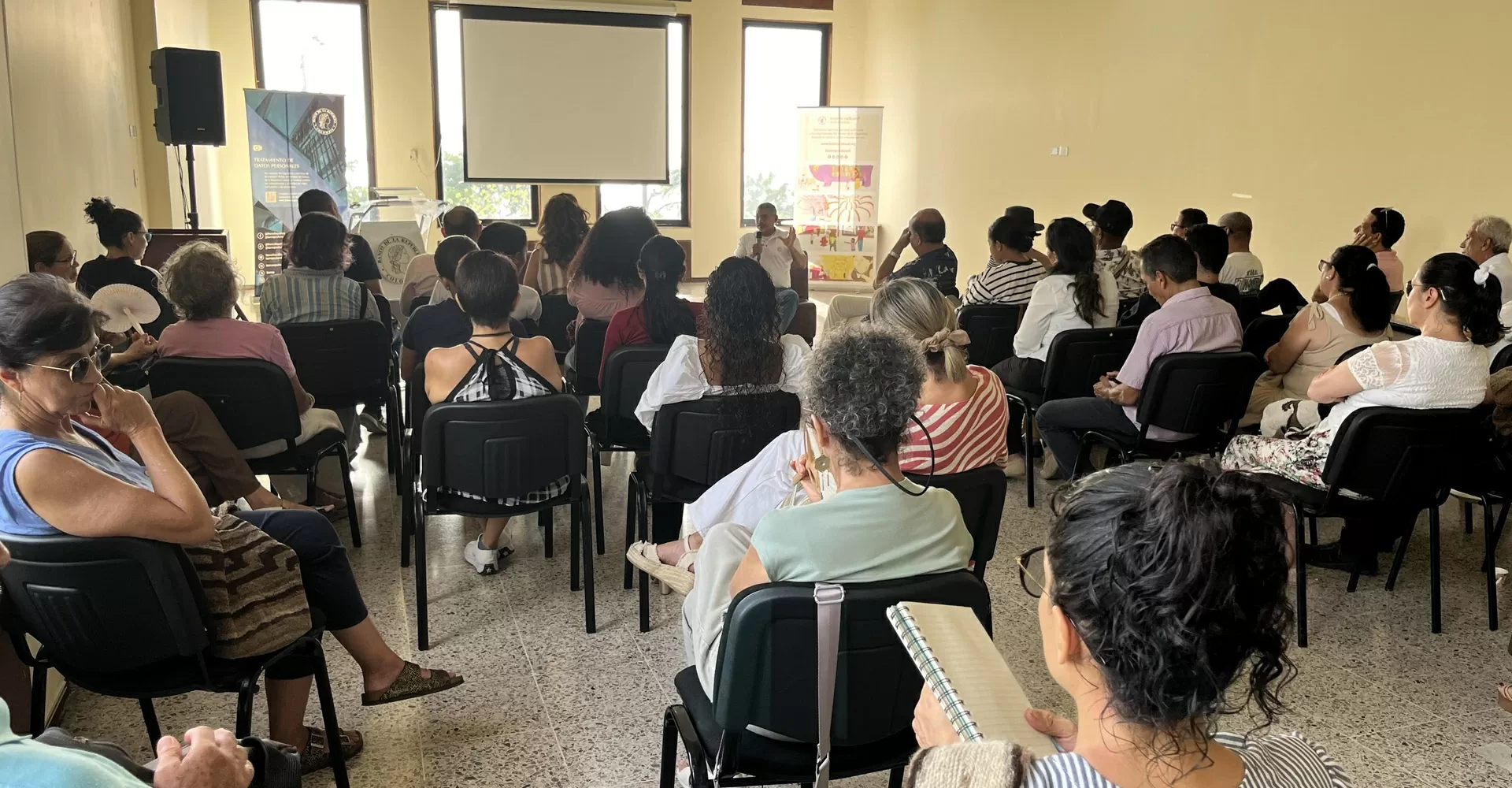 Un grupo de personas escuchando una conferencia en el Seminario de Historia y Patrimonio