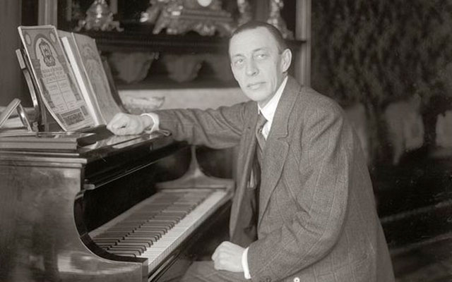 Sergei Rachmáninov at Steinway grand piano