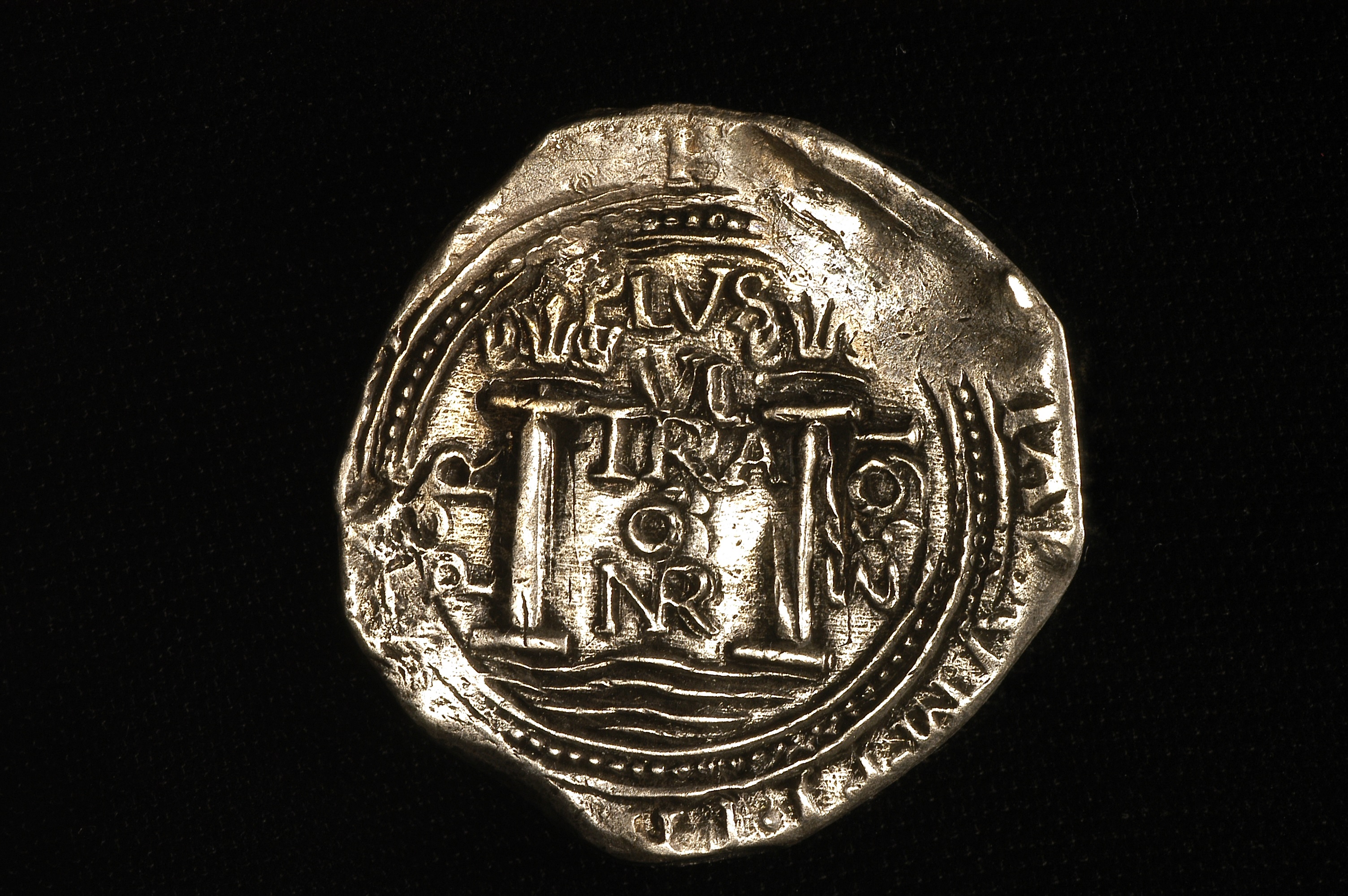 Monedas macuquinas de plata de 4 reales correspondientes al reinado de Felipe IV, acuñadas en la Casa de Moneda de Santafé. 