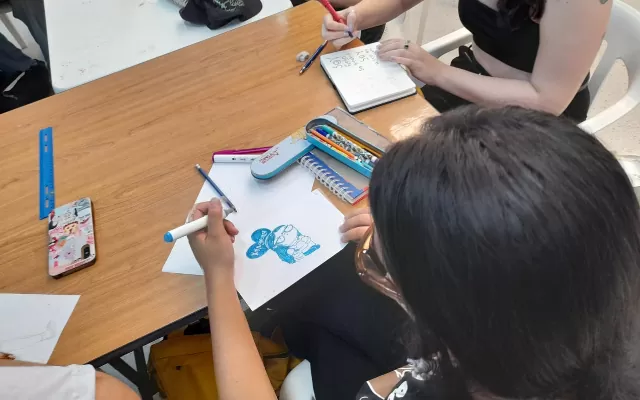 mujer joven dibujando comic