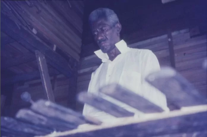 Teófilo Roberto Potes tocando marimba en su casa durante la visita de Max Brandt. Buenaventura, 8 de noviembre de 1973.
