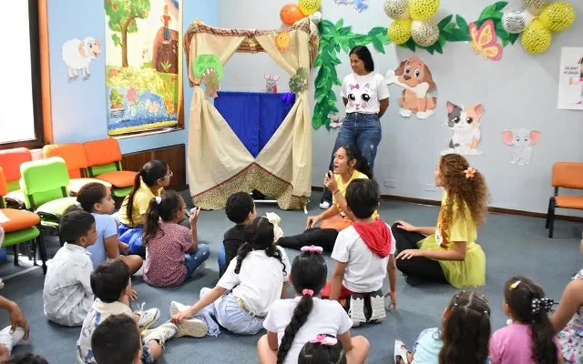 Grupo de niños frente a un teatro de papel 