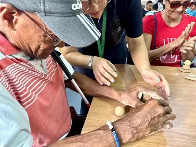 Personas ciegas participando de un taller 