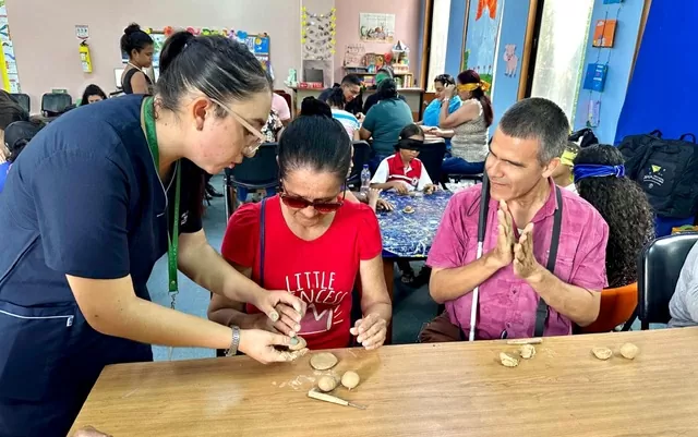 Dos personas ciegas participando de un taller