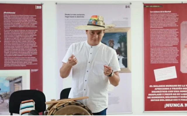 Daniel Olmos durante un taller sobre los sonidos del tambor 