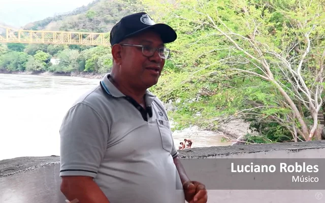 Luciano Robles, tamborero tradicional, hablando en el marco del proyecto Colombia en un tambor 