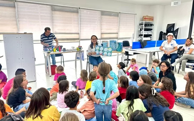 Grupo de niños participando de un taller