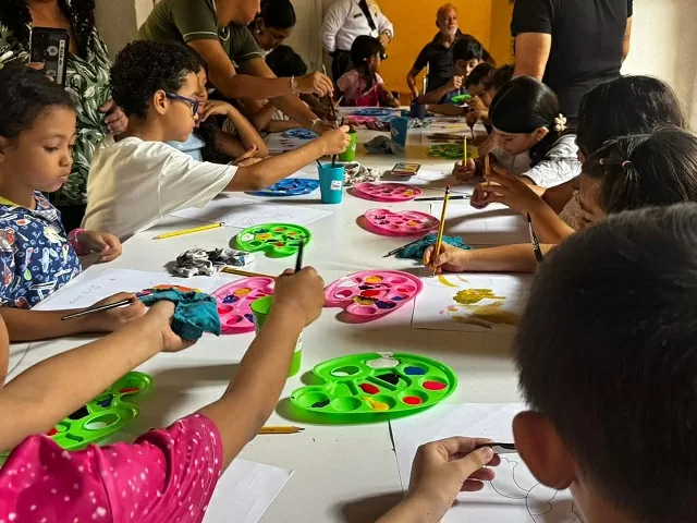 Niños dibujando y pintando sobre una mesa