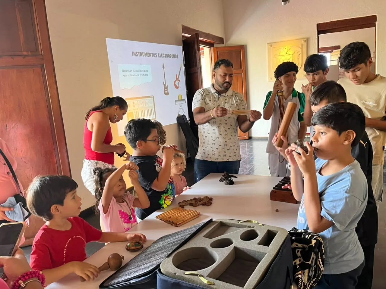 Grupo de personas participando de un taller de maletas didácticas
