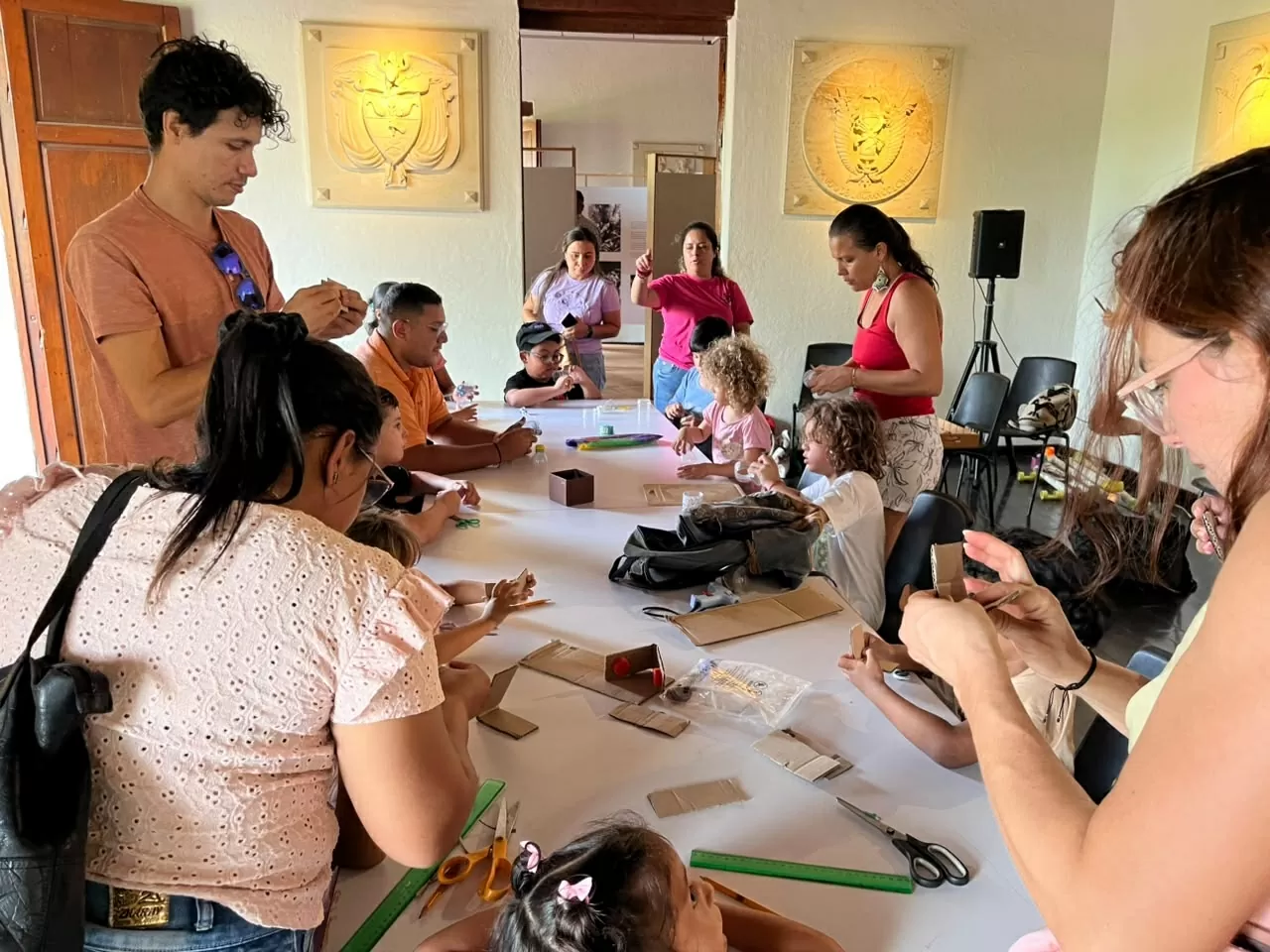 Grupo de adultos y niños participando de un taller en el Museo del Oro Tairona