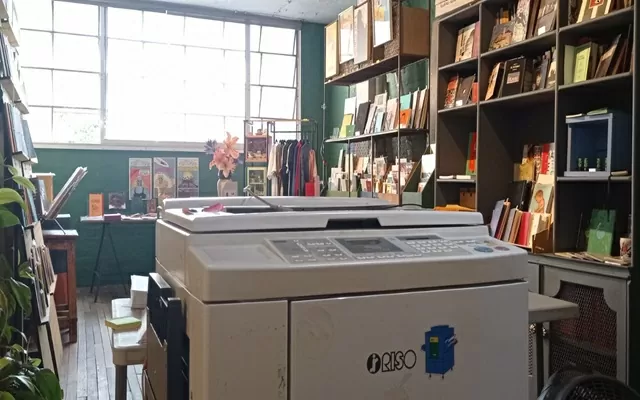 Taller de risografía en la Bruja Riso - Medellín 