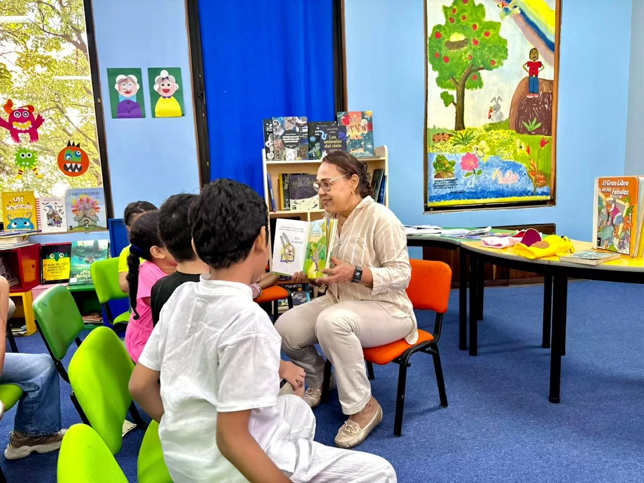 Grupo de niños y niñas leyendo en la Sala Infantil del Centro Cultural Santa Marta
