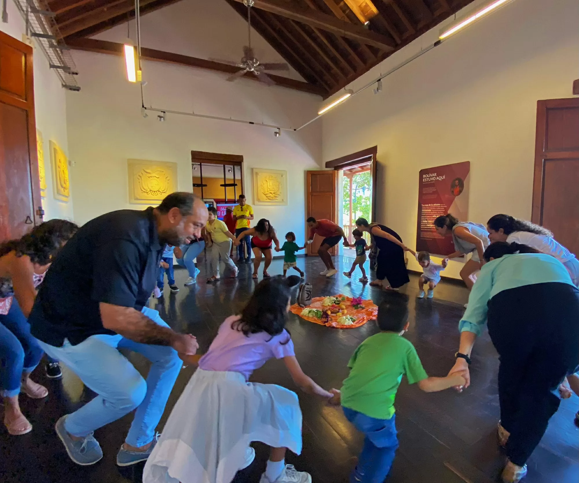 Grupo de adultos y niños haciendo una ronda infantil