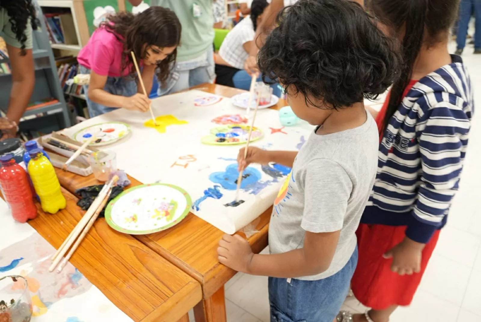Un niño pintando con un pincel 