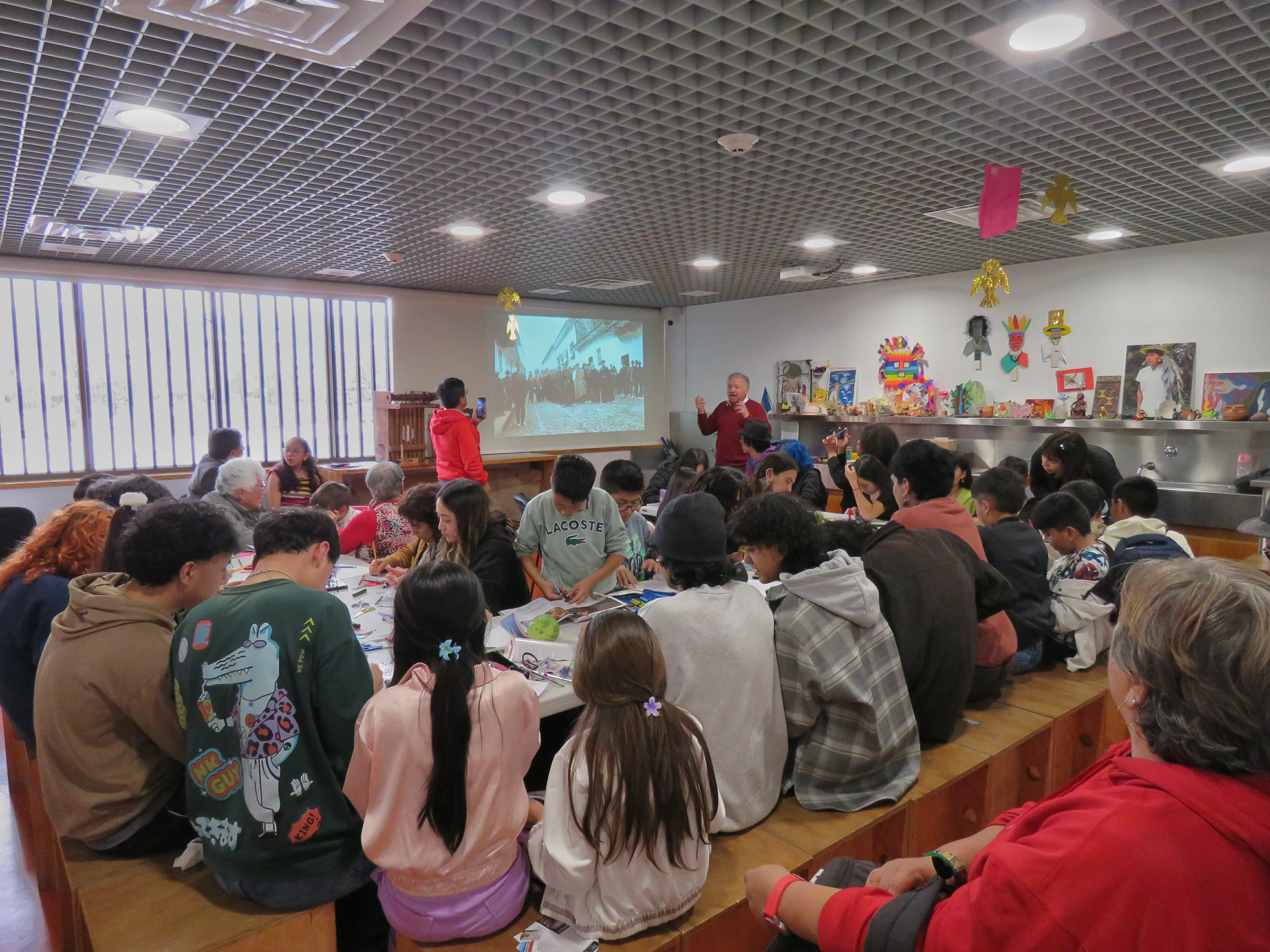 Taller intergeneracional, niños y abuelitos comparten en exploratorio