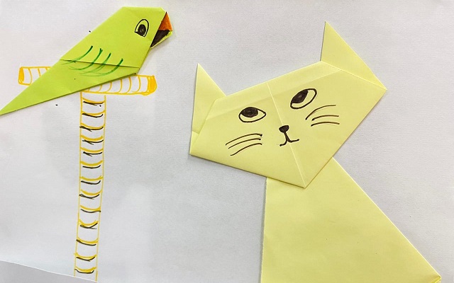 Una figura de un ave y un gato en papel 
