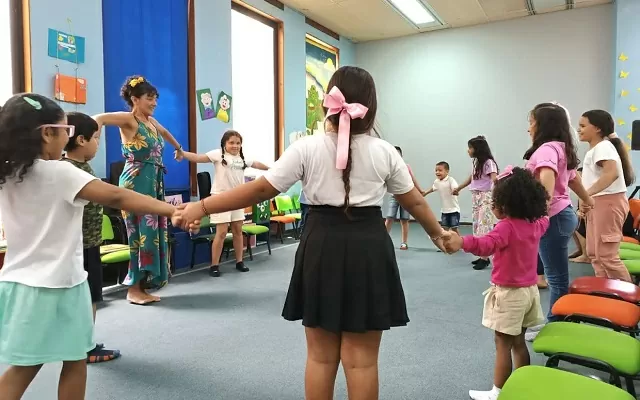 Grupo de niños haciendo una rota 