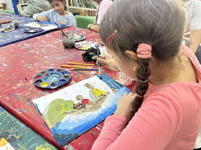 Una niña dibujando en la sala infantil del Centro Cultural Santa Marta