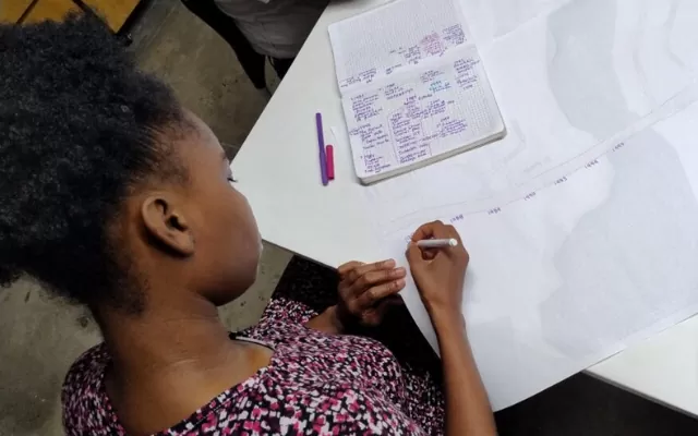 Mujer escribiendo en un papel