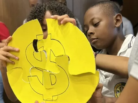 Niños armando rompecabezas de moneda