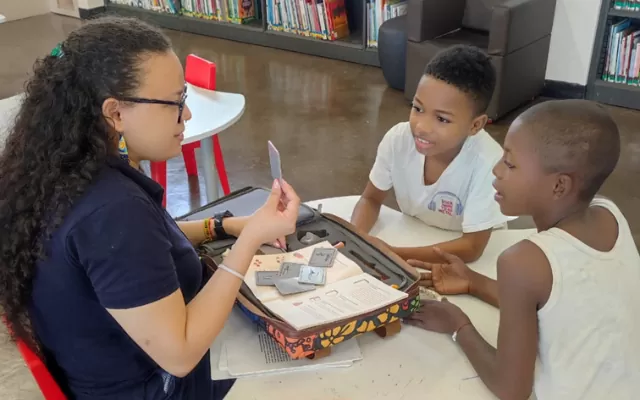 Dos niños participando en un taller en el Centro Cultural de Buenaventura